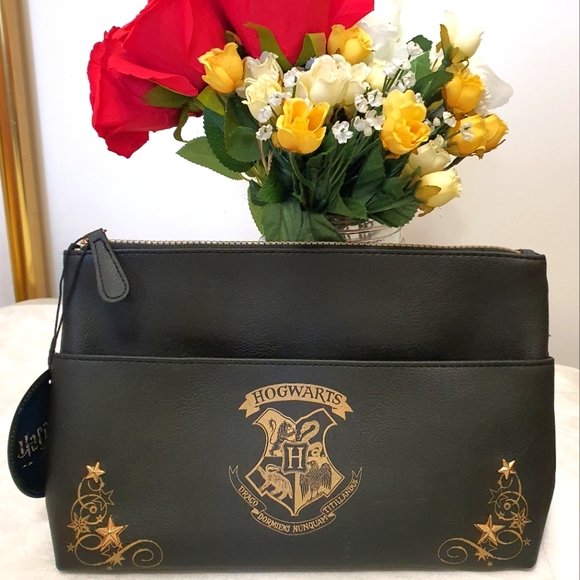Warner Bros. Handbags - Harry Potter Hogwarts Cosmetic Bag